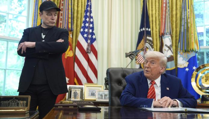 Στιβ Μπάνον: Zητά Την Απέλαση Του Έλον Μασκ -Είναι Παράνομος