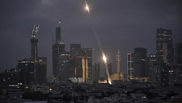 Κλιμάκωση στη Μ. Ανατολή: Νεκροί στο Τελ Αβίβ και πλήγματα από την Τεχεράνη