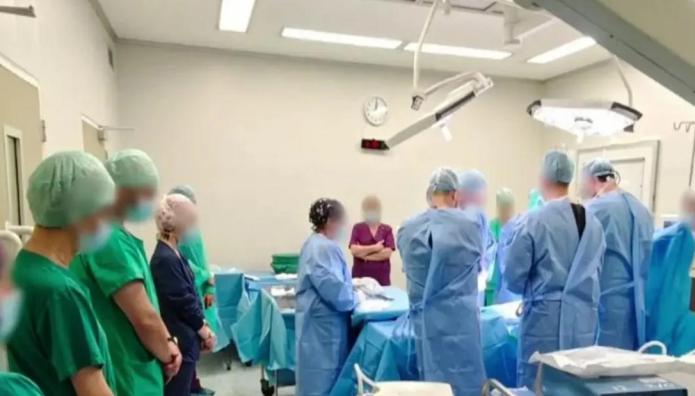 Οι γιατροί τιμούν τον 14χρονο πριν τη λήψη των οργάνων του