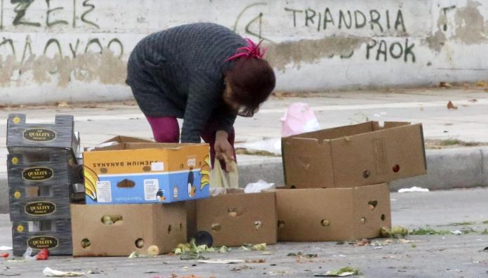 φτώχεια γυναίκα μαζεύει από καφάσια
