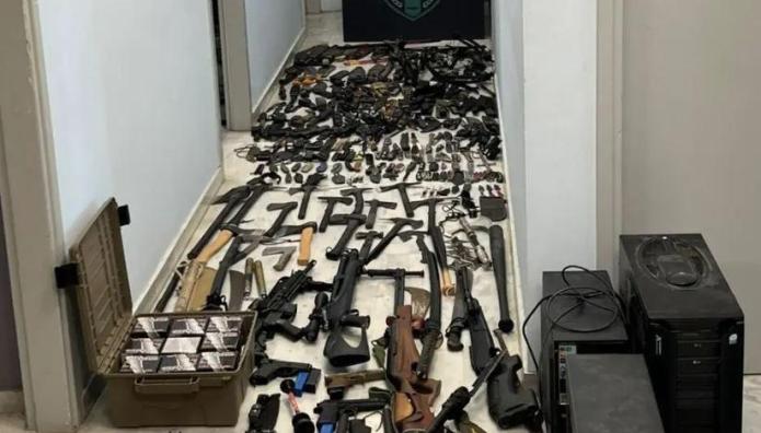 Χανιά: Οπλοστάσιο Σε Σπίτι Με Σπαθιά, Τσεκούρια, Μαχαίρια