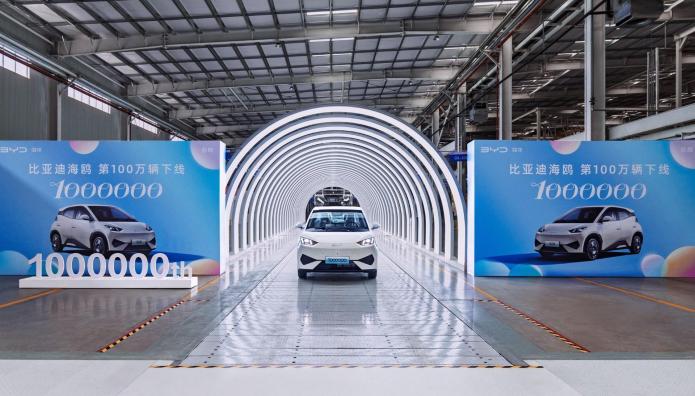 BYD: Ρεκόρ με την παραγωγή του εκατομμυριοστού DOLPHIN SURF