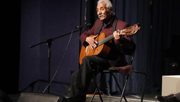 Ο Χατζής τραγουδάει δωρεάν για το κοινό