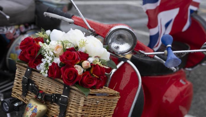 H Vespa κλείνει τα 80 και το γιορτάζει