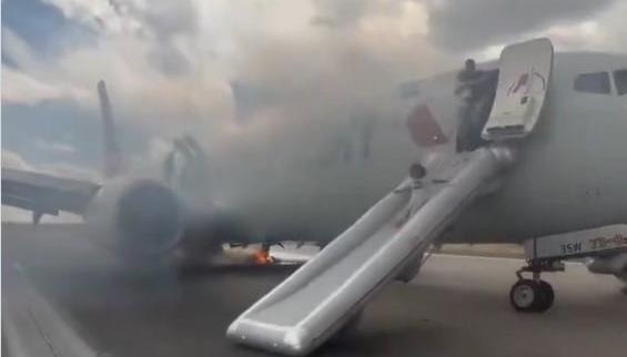 Εκκενώθηκε φλεγόμενο Boeing της American Airlines - Σε πανικό οι επιβάτες