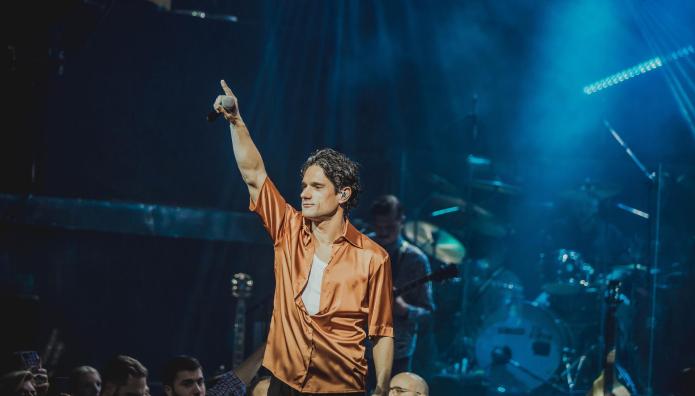 Ο Πάνος Βλάχος ζωντανά στο Θέατρο Βράχων