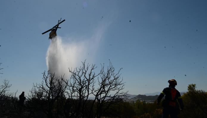 Φωτιά τώρα στο Κορωπί - Επιχειρούν εναέρια μέσα