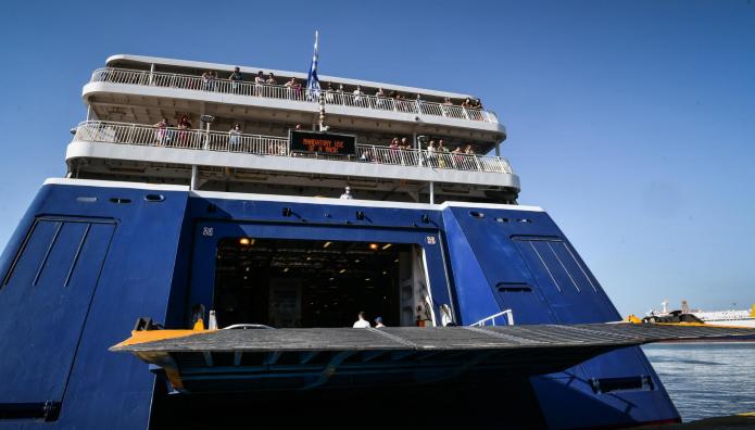 Ηράκλειο: Βλάβη στον καταπέλτη του Blue Star «Χίος»