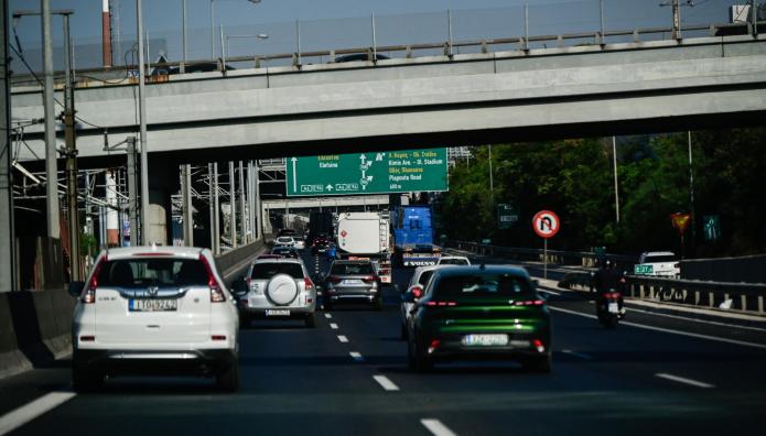 Αττική Οδός: Σύγκρουση τριών αυτοκινήτων στο ύψος κόμβου Κύμης