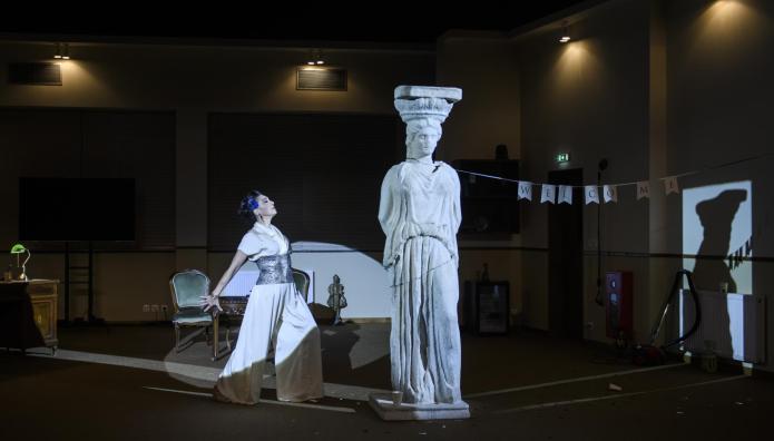 «Η Καρυάτιδα!»