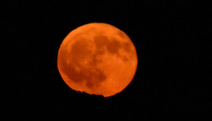 Πανσέληνος: Αντίστροφη μέτρηση για το «ματωμένο φεγγάρι»