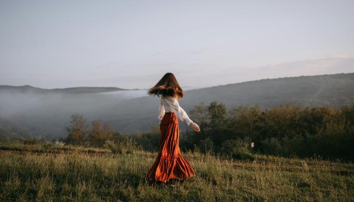 Tips για να δώσεις νέα διάσταση στη maxi φούστα σου