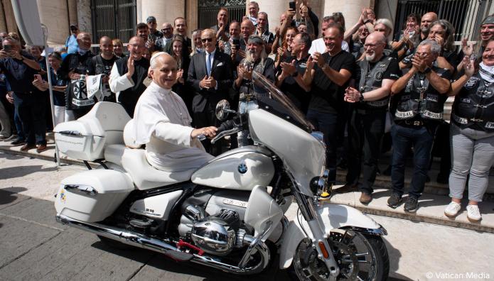 Μια BMW R 18 Transcontinental για τον Πάπα Λέοντα ΙΔ