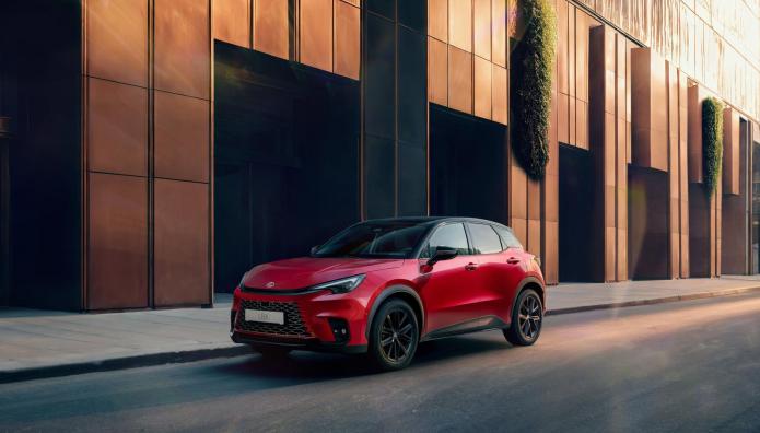 Lexus LBX: Η νέα έκδοση vibrant edition ανεβάζει την διάθεση