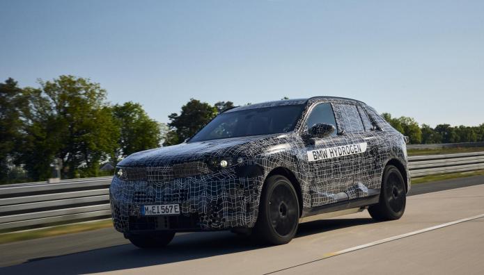 Η νέα BMW iX5 Hydrogen με καμουφλάζ