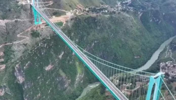 Κίνα: Στην κυκλοφορία η ψηλότερη γέφυρα στον πλανήτη