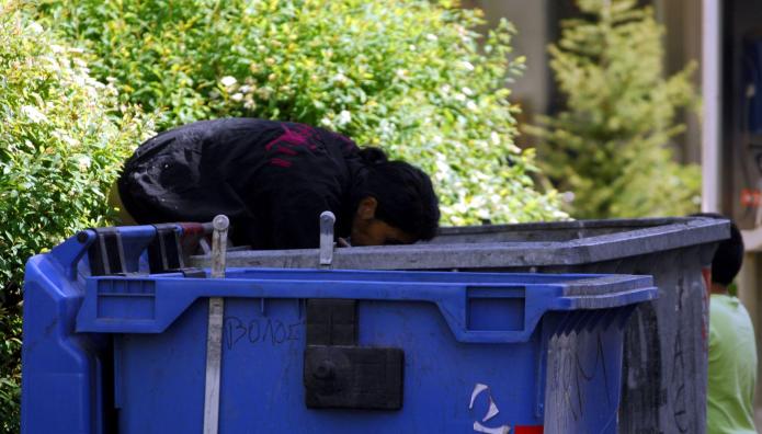 αναζήτηση φαγητού στα σκουπίδια