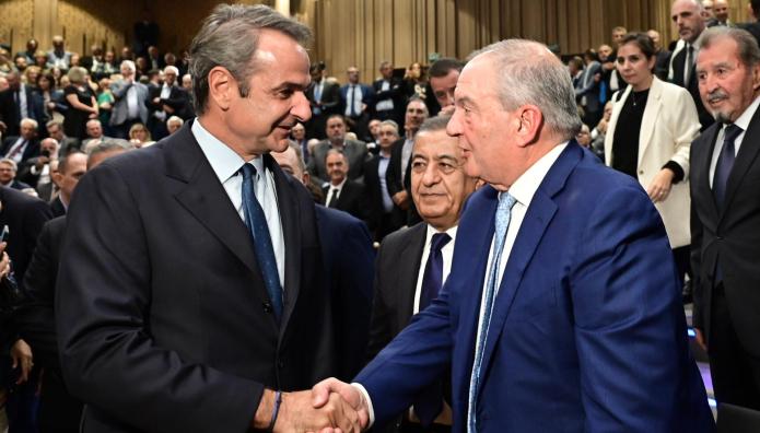 Συνάντηση Μητσοτάκη - Καραμανλή Σε Παρουσίαση Βιβλίου