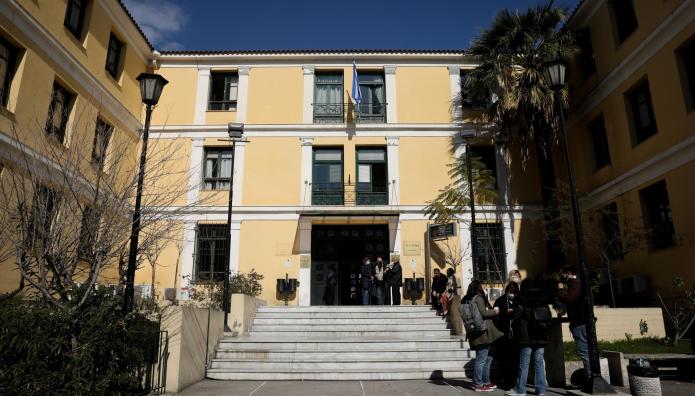 Ξεκίνησε Η Δίκη Γνωστού Ηθοποιού Για Βιασμό