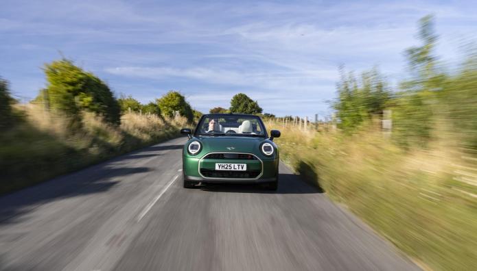 Οδηγώντας το MINI Cooper Cabrio S στην Αγγλία