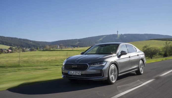 Skoda Superb: Έκανε 2.831 χιλιόμετρα με ένα γέμισμα
