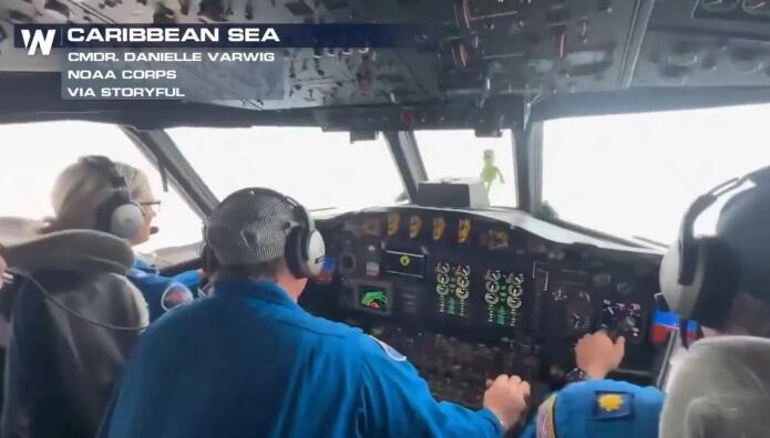 Βίντεο: Αεροσκάφος Περνά Μέσα Από Τον Τυφώνα Μελίσσα