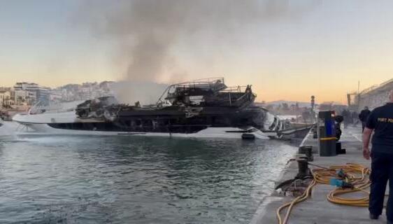 Πειραιά: Φωτιά Σε Τέσσερα Σκάφη Στη Μαρίνα Ζέας