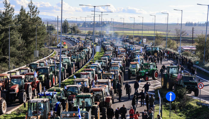 Αγρότες: Ενισχύονται Τα Μπλόκα - Παραλύει Η Χώρα