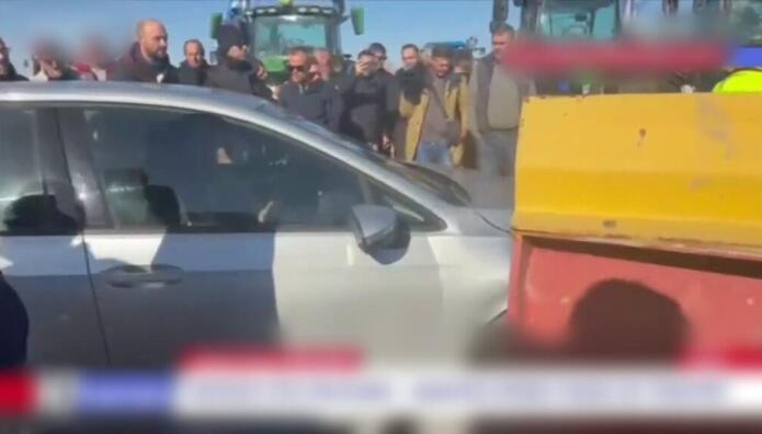 Μάλγαρα: Ένταση Στο Αγροτικό Μπλόκο - ΙΧ Έπεσε Σε Τρακτέρ