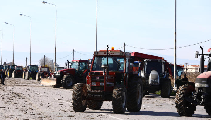 Μάλγαρα: Ένταση Στο Αγροτικό Μπλόκο - ΙΧ Έπεσε Σε Τρακτέρ