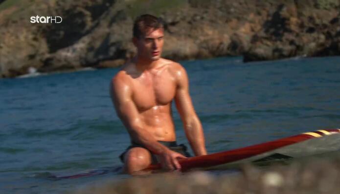 GNTM: Ο Γιώργος «απογείωσε» τη φωτογράφιση στο σερφ – Οι ατάκες των κριτών