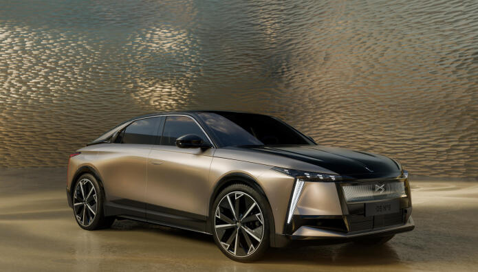 DS Ν°8: Η ναυαρχίδα στην Ελλάδα - Τιμές