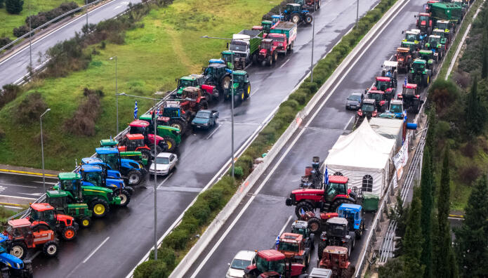 Αγρότες: Παραμερίζουν Τα Τρακτέρ Για Τους Ταξιδιώτες