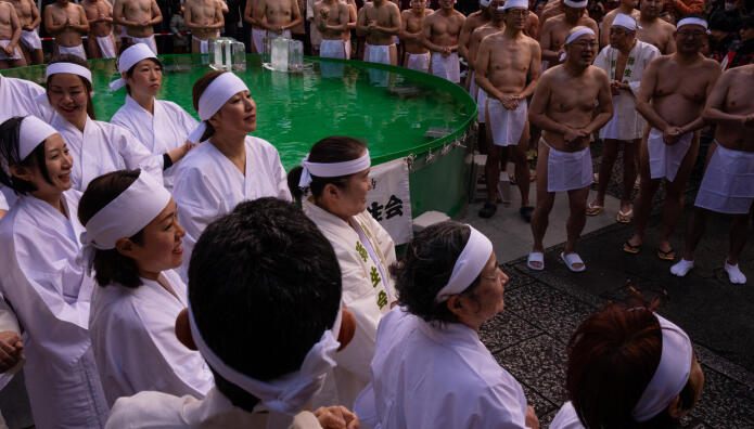 Ιαπωνία: Πιστοί Εξαγνίζονται Για Τη Νέα Χρονιά Σε Κρύα Νερά