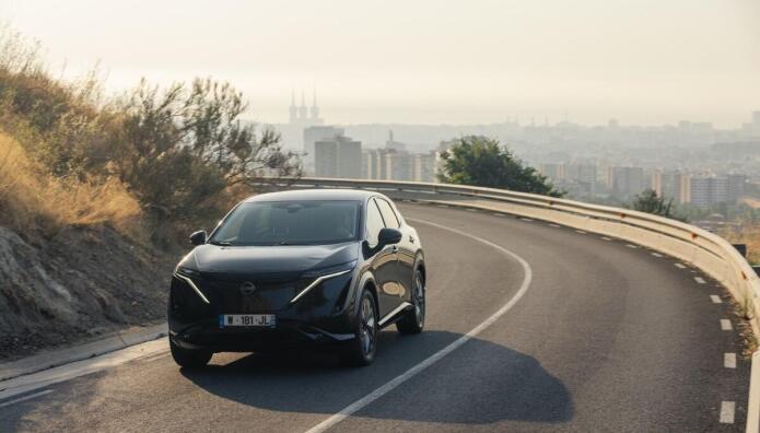 Nissan: Έβαλε φωτοβολταϊκά πάνελ στην οροφή του αυτοκινήτου