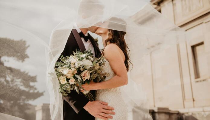 Γαλλία: Καταργεί τα «συζυγικά καθήκοντα» με νέο νομοσχέδιο