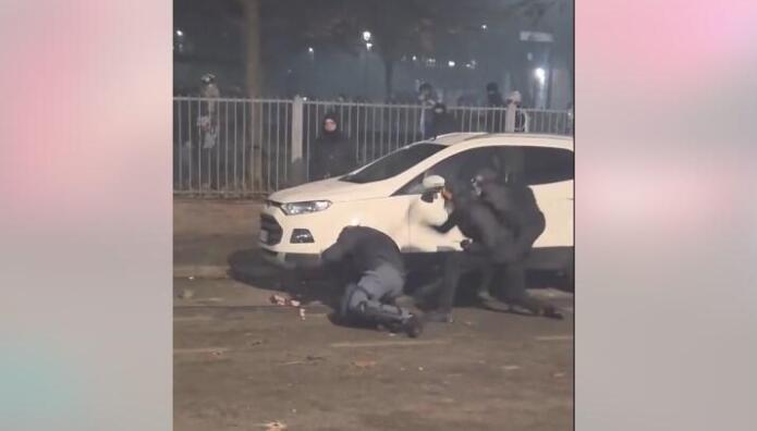 Τορίνο: Αστυνομικός χτυπά διαδηλωτή με σφυρί