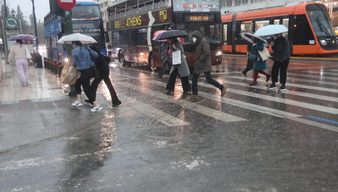 Καιρός: Δύο κακοκαιρίες, λασποβροχές και θυελλώδεις νοτιάδες