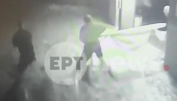 Κορωπί: Αστυνομικός Διέσωσε Ηλικιωμένους Από Ορμητικά Νερά