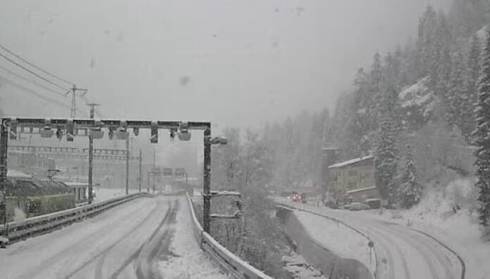 Ελβετία: Εκτροχιάστηκε Τρένο Λόγω Χιονοστιβάδας