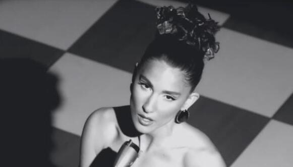 Evangelia: Σπάει Πιάτα & Χορεύει Συρτάκι Στο PARÉA