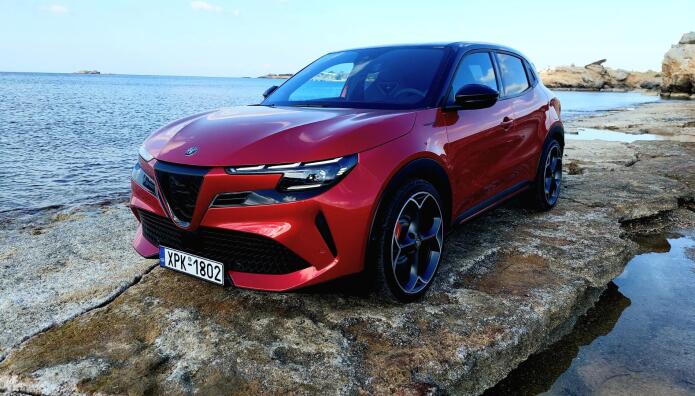 Alfa Romeo Junior Veloce: Οδηγούμε την Ιταλίδα καλλονή με τα 280 άλογα