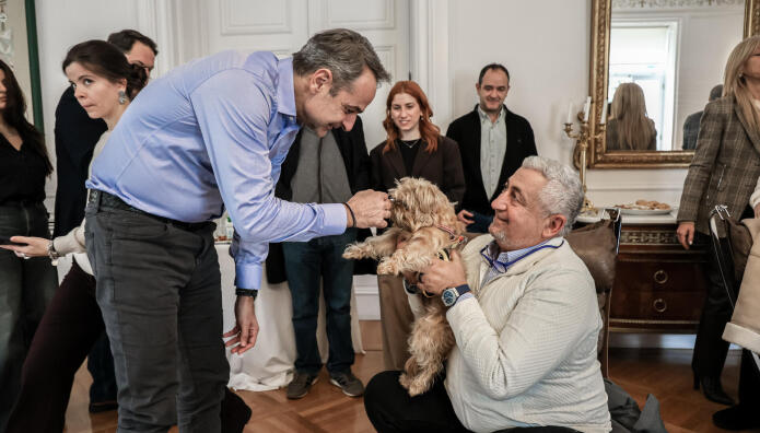 Μητσοτάκης: Συνάντησε Τους Έλληνες Που Επαναπατρίστηκαν