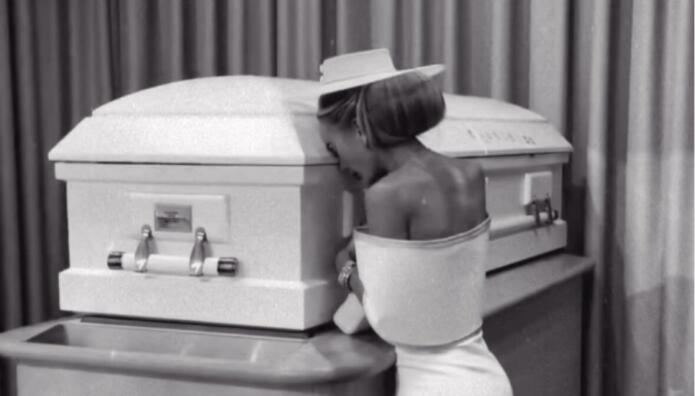 Ιnfluencer Ανέβασε Φωτογραφίες Με Το Φέρετρο Της Κόρης Της!