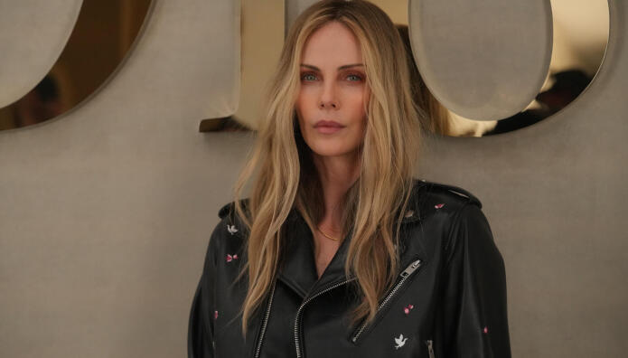 Θερόν: Μαγνήτισε Τα Βλέμματα Στα 50 Της Με Καυτό Μπικίνι