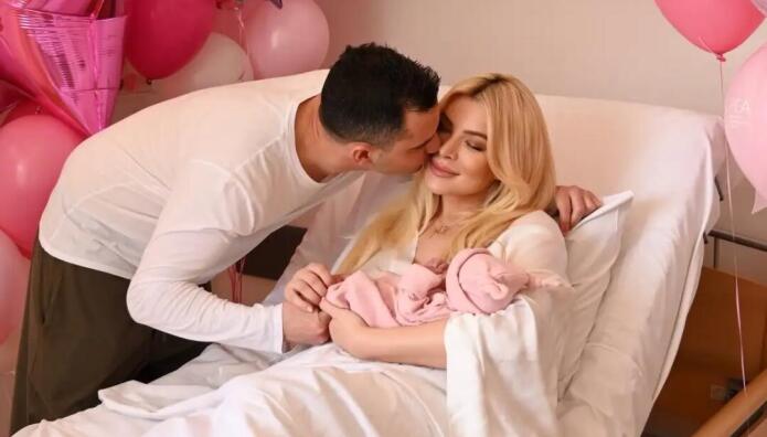 Καινούργιου: Ο Κουτσουμπής Ανέβασε Φωτογραφία Του Μωρού Τους