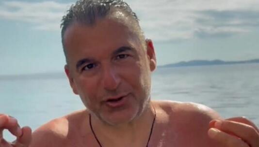 Γιώργος Λιάγκας: Κάνει βουτιές στην Τήνο