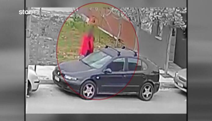 Γέρακας: Ηλικιωμένος Με Μαγκούρα Χαράζει Αυτοκίνητα!