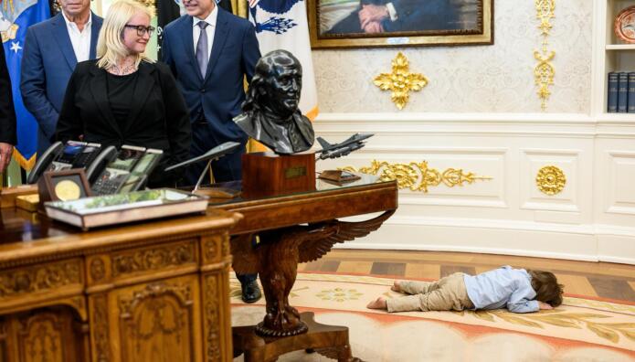 Δίχρονος Στο Επίκεντρο Του Οβάλ Γραφείου, Ενώ Μιλάει Ο Τραμπ