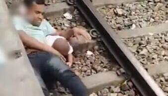 Σοκαριστικό Βίντεο Με Βρέφος Και Πατέρα Σε Ράγες Τρένου